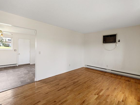 5th image of 115 Stadium Dr
