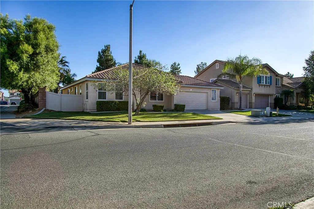 4 bed, 2073 sqft, $2,980 — Photo 2