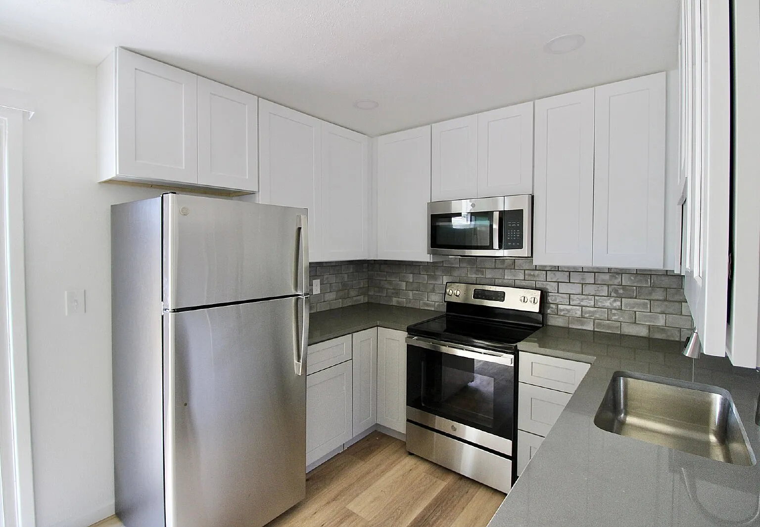 Updated 2BD/1BA Townhome with AC and In-Unit Laundry — Photo 2
