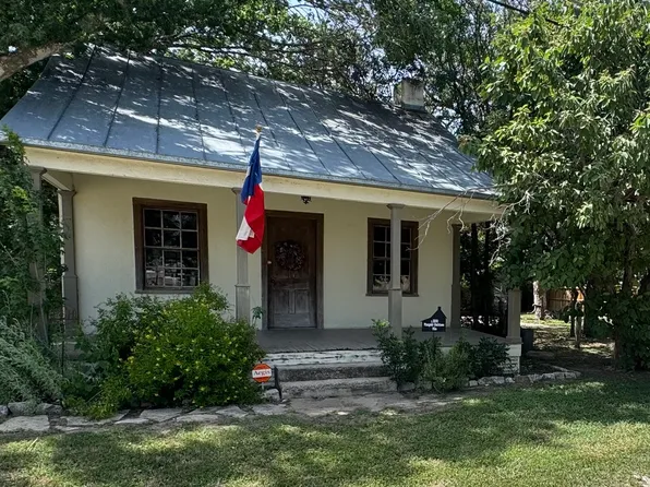 413 Petersburg, Castroville, TX 78009
