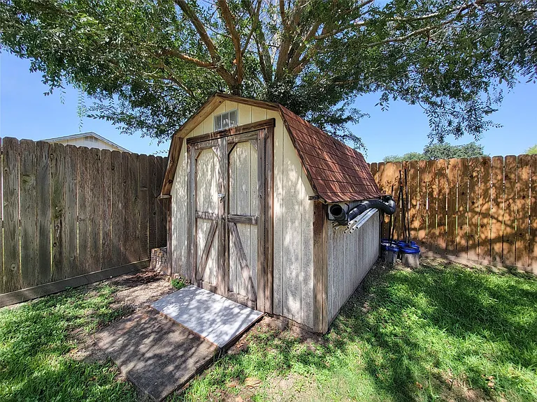 409 S Travis St — Photo 35