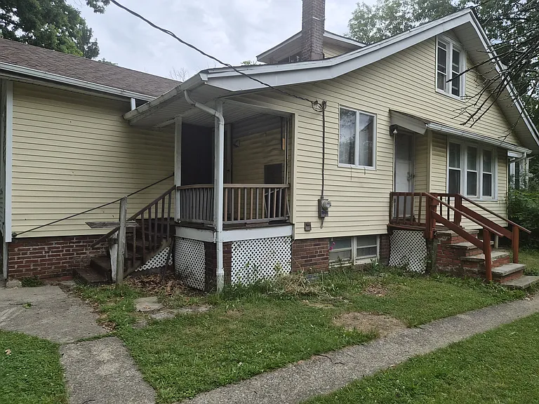 1540 Maple Rd — Photo 2