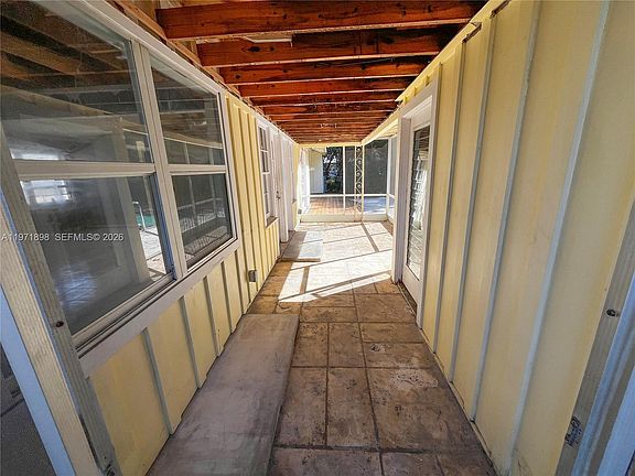 4th image of 325 SW Manor Dr