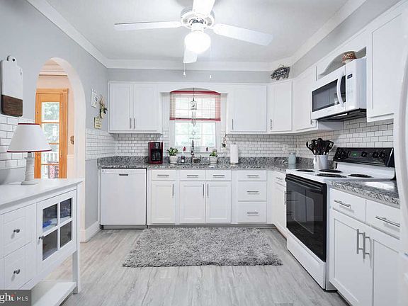 4th image of 811 Hurley Ct