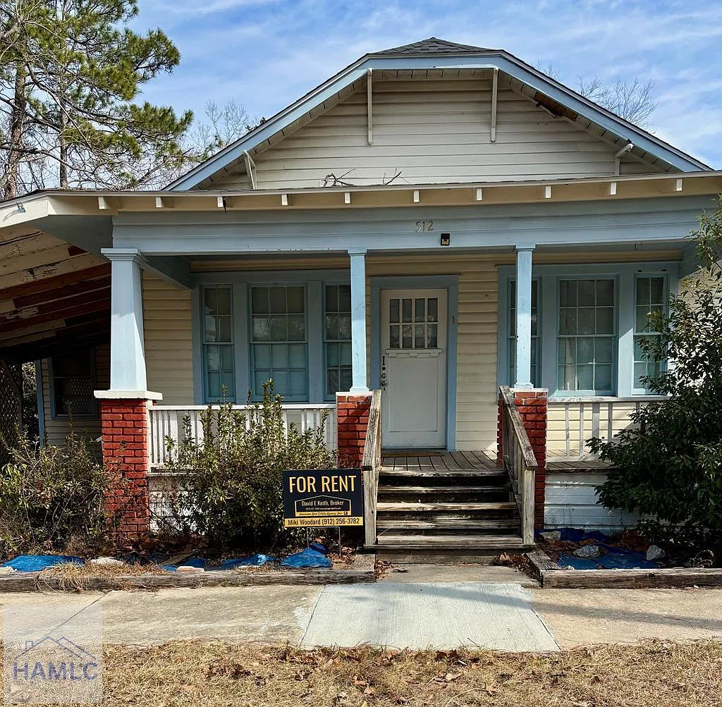 2 bed, 1.0 bath, 856 sqft, $800 — Photo 1