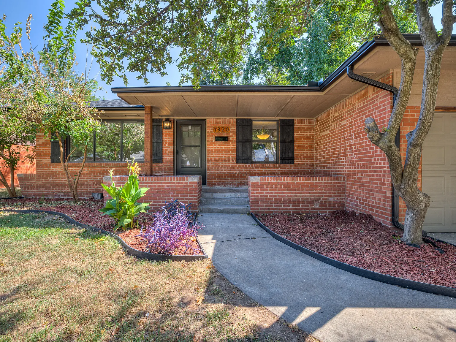 4 bed, 2.5 bath, 1660 sqft, $2,000 — Photo 2