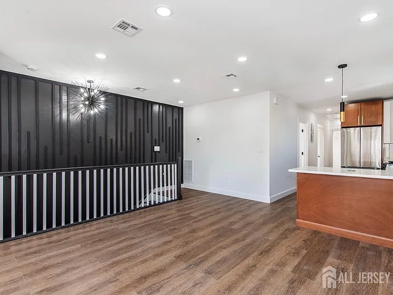 227 21st St — Photo 10