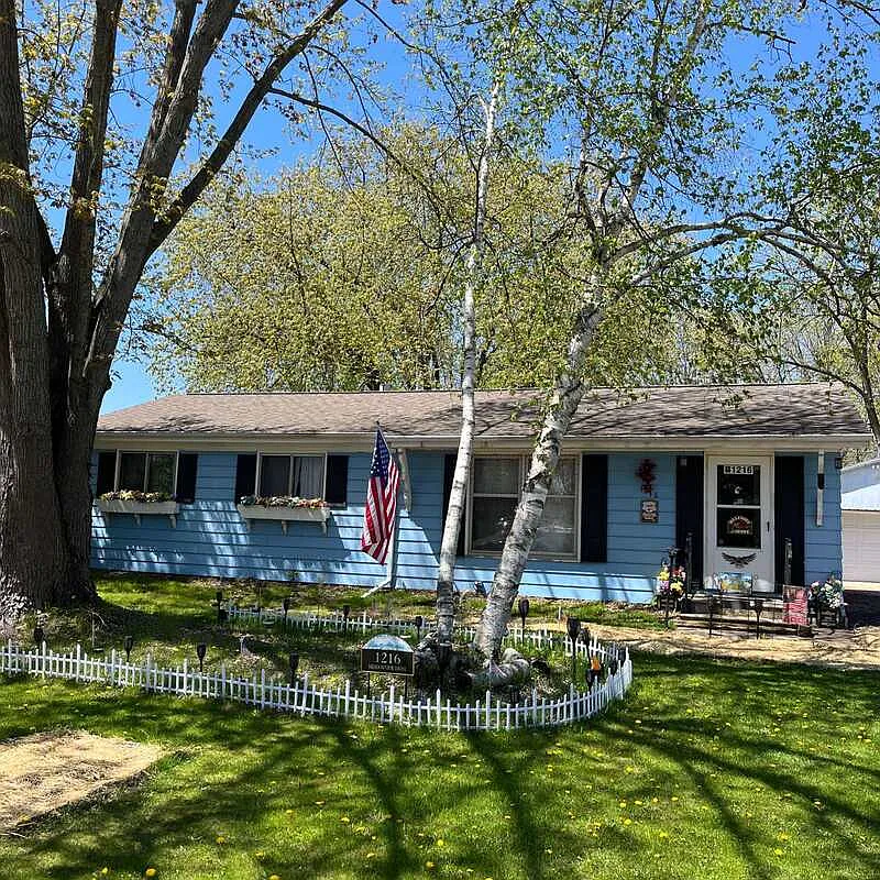 3 bed, 1.0 bath, $1,799 — Photo 1
