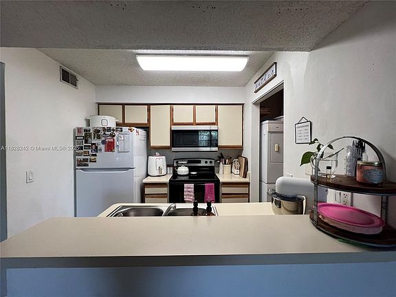 4th image of 1227 SW 46th Ave APT 310