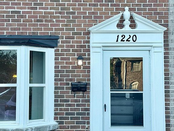4th image of 1220 Grove Park Ln