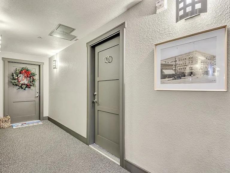 232 N Broadway #10 — Photo 11