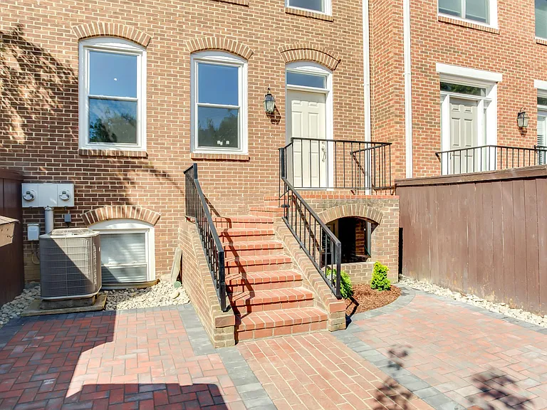 1045 N Stafford St — Photo 3