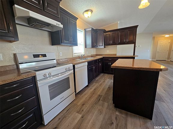 3rd image of 210 BROWNLEE Street