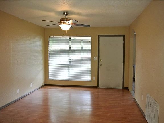 4th image of 410 S Shepherd Dr