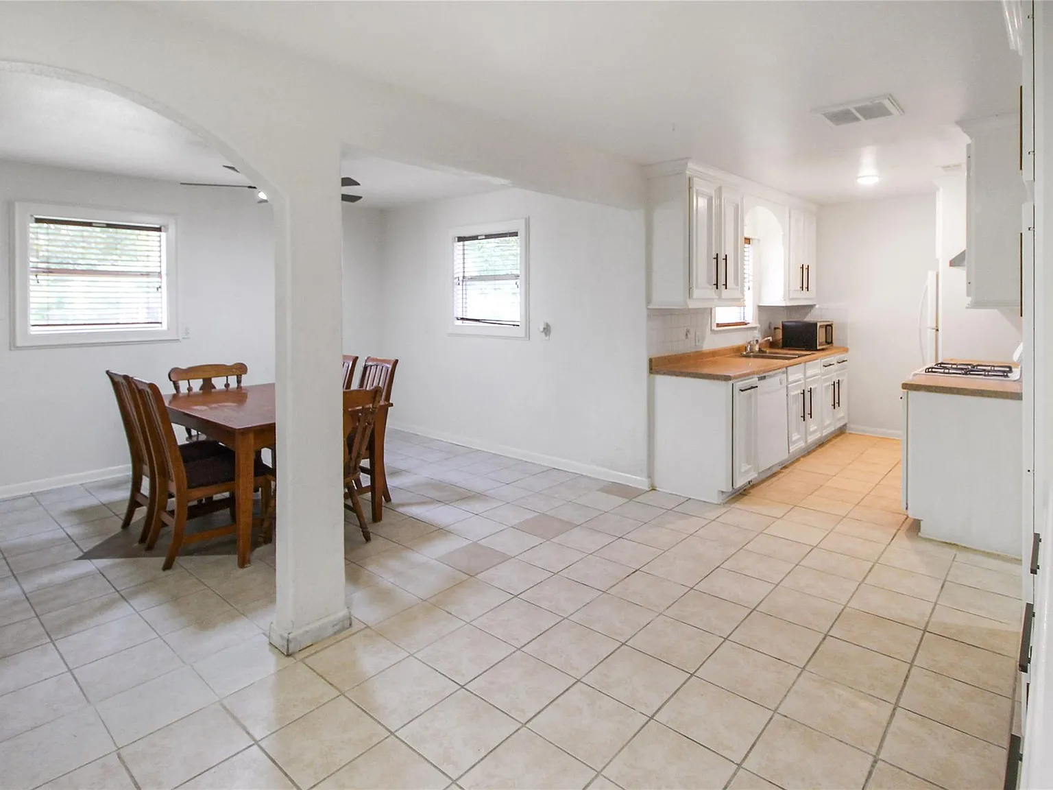 4 bed, 2.5 bath, 1760 sqft, $1,750 — Photo 4