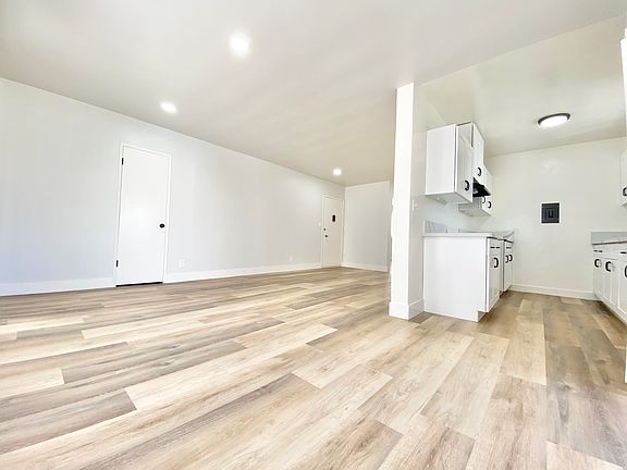3rd image of 926 4th St #10
