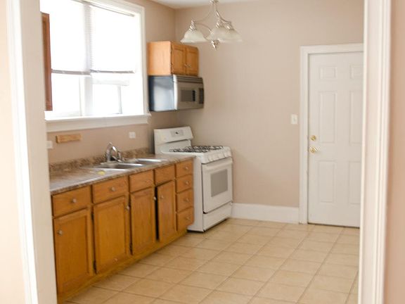 3rd image of 2725 W Winnemac Ave APT 3