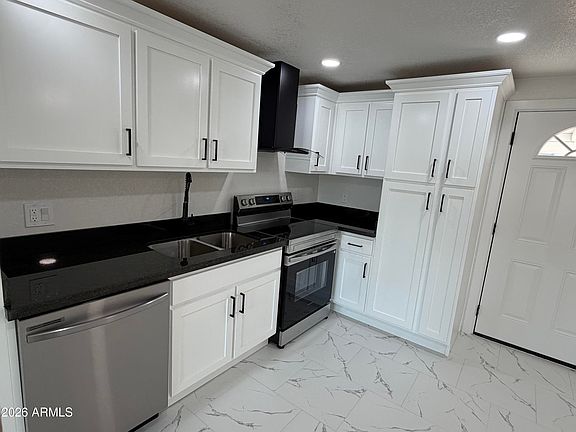 5th image of 7426 W HOLLY Street
