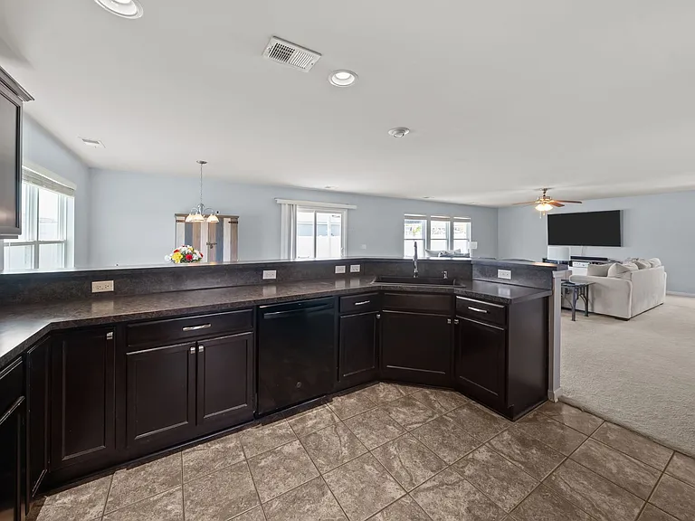 415 Valdez Ct — Photo 14