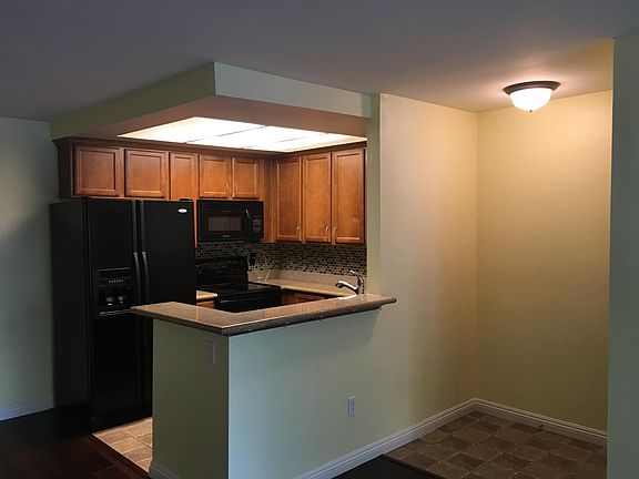 3rd image of 432 Edgehill Ln Unit 39