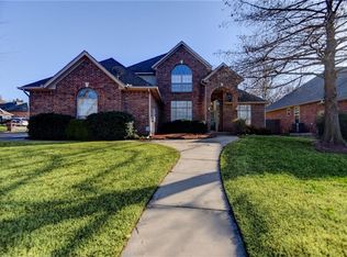 908 Huntsman Rd, Edmond, OK 73003