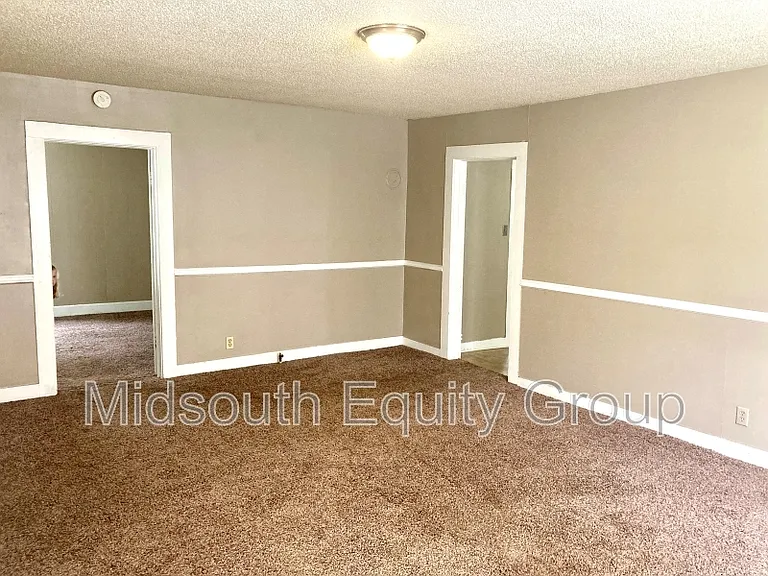 214 W South St — Photo 3