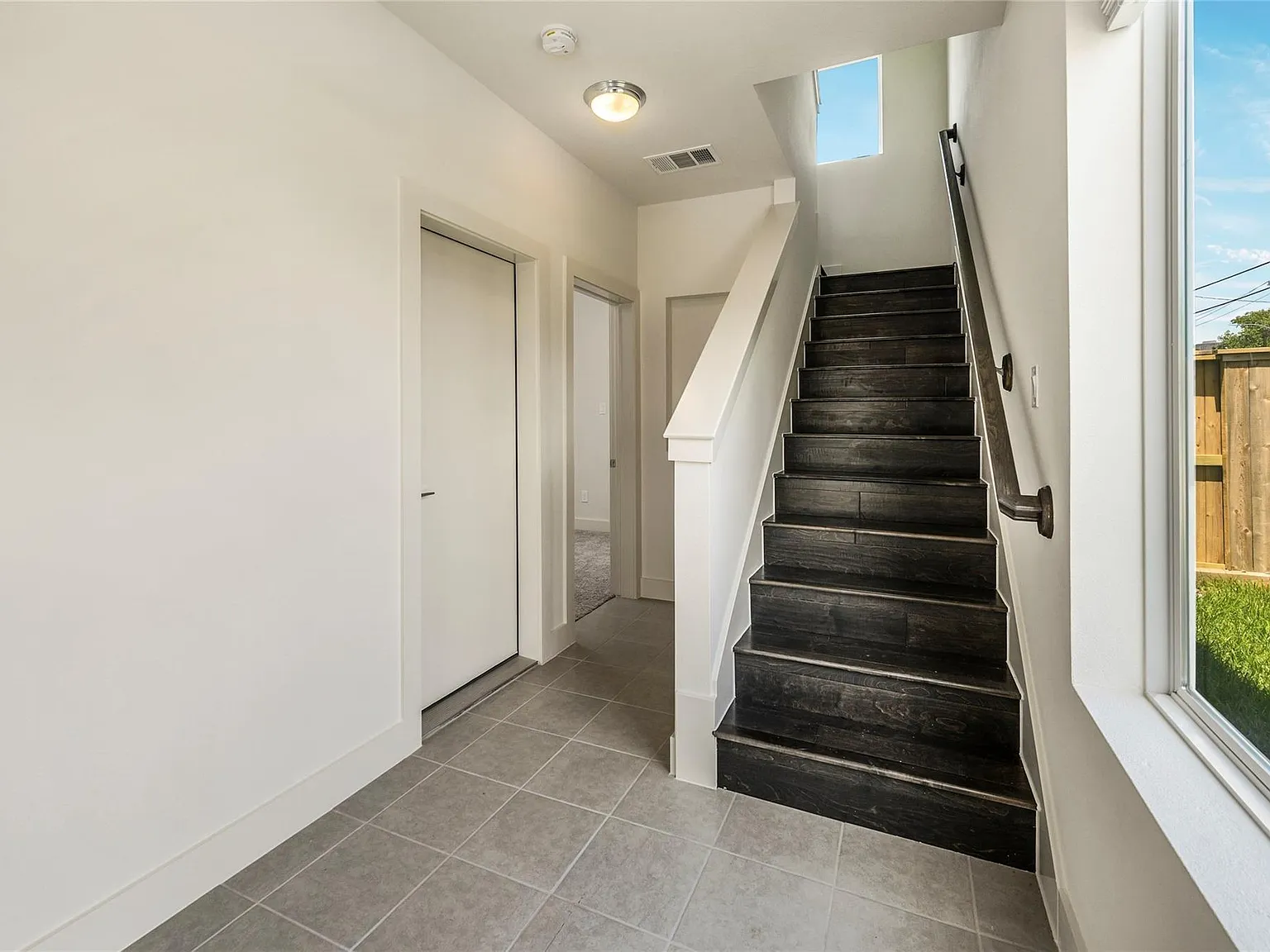 3 bed, 3.5 bath, 1972 sqft, $2,650 — Photo 3