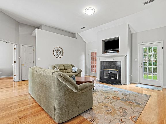 3rd image of 393 Fountain Crest Dr