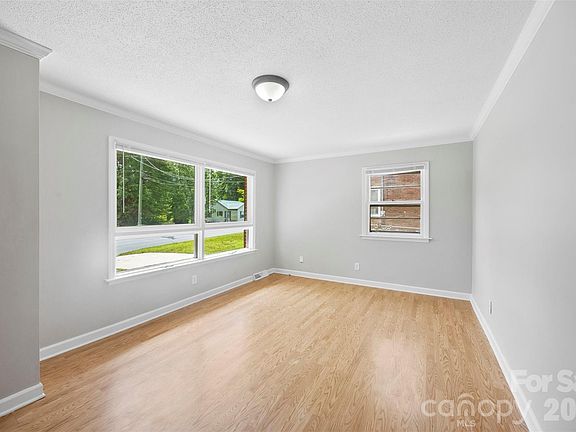 5th image of 104 Lee St