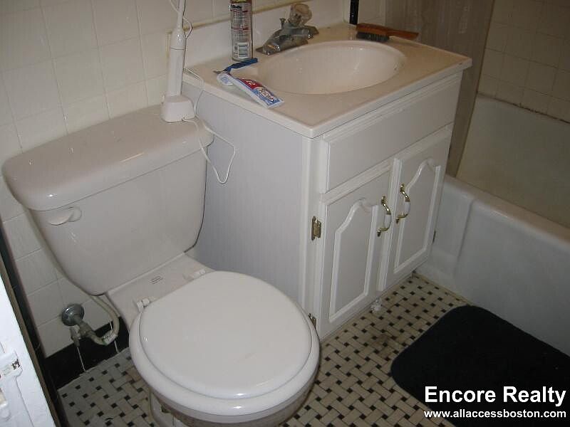 2nd image of 208 Winthrop Rd #C