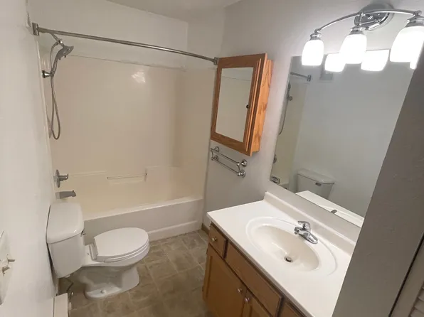1700 14th St NE APT 12, Faribault, MN 55021
