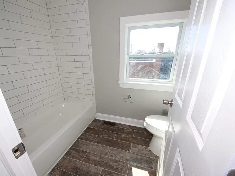 319 W 30th St — Photo 22