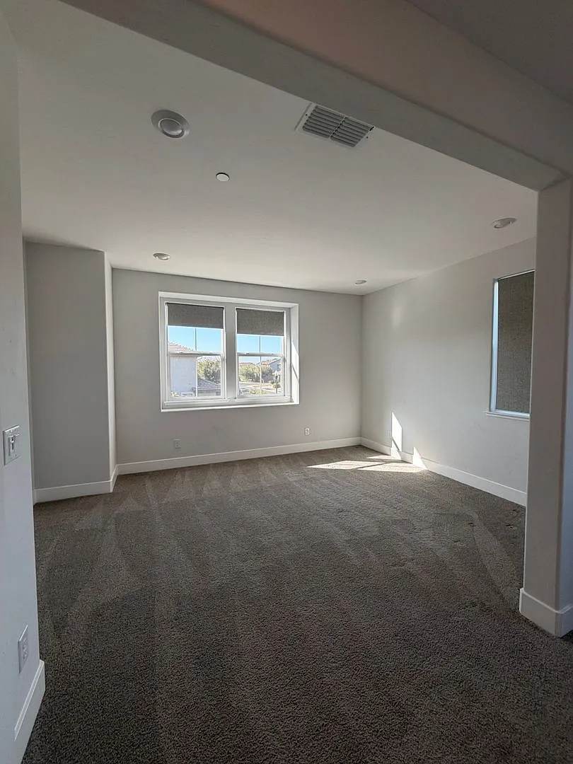 Beautiful 2022-Built 4-Bedroom Home in Elk Grove with Loft & Solar — Photo 4