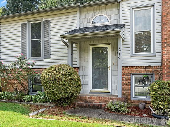2nd image of 1810 Oak Hollow Rd