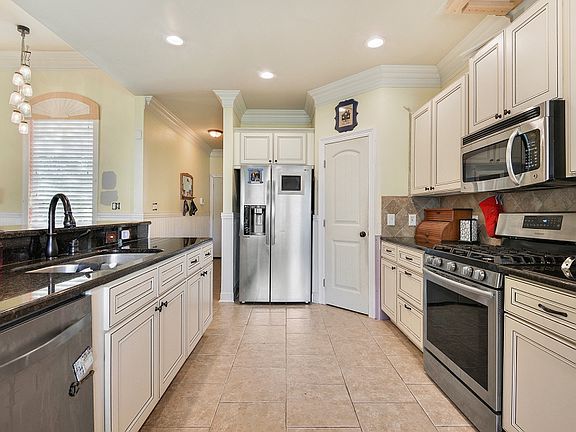 5th image of 19878 Stonehill Dr