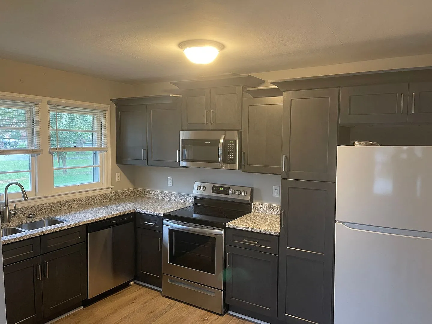 Newly renovated home with 4 bedrooms! Must see! — Photo 2