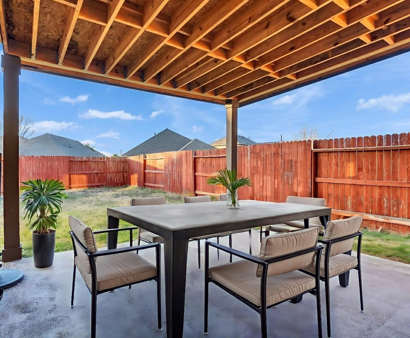 5 bed, 2.5 bath, 3305 sqft, $2,950 — Photo 2