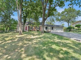 932 Crestland Dr, Ballwin, MO