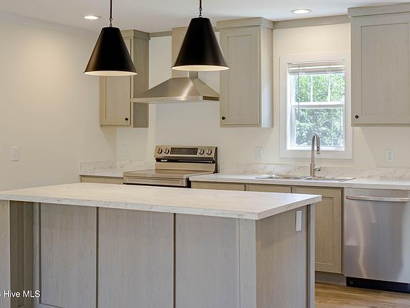 4th image of 120 Edgewater Lane