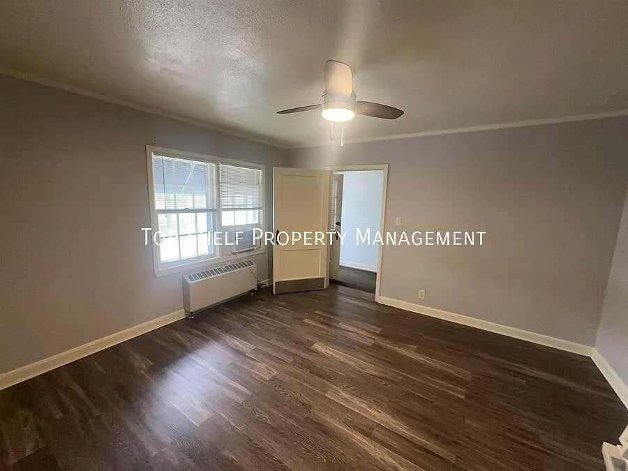 Building Photo - 2303 E 9th St #3