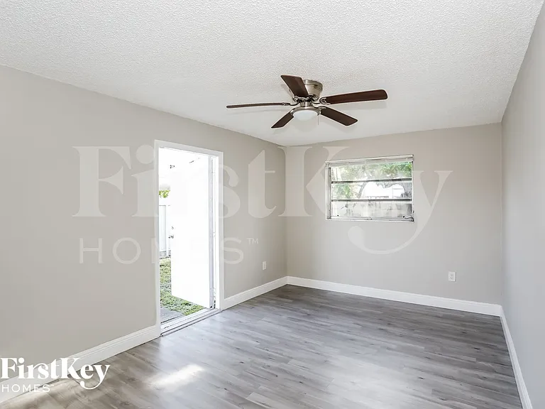 19424 NW 48th Ave — Photo 5