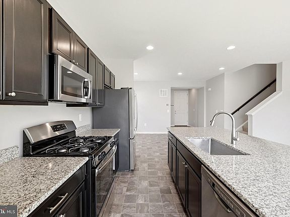 3rd image of 437 Town Run Ln