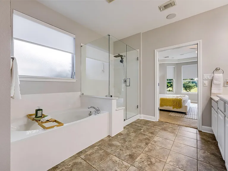 10400 Roy Butler Dr — Photo 20