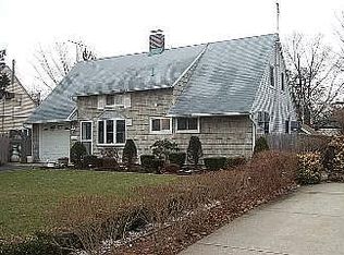 12 Jupiter Ln, Levittown, NY 11756