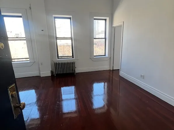 350 East 67th Street image 1 of 13