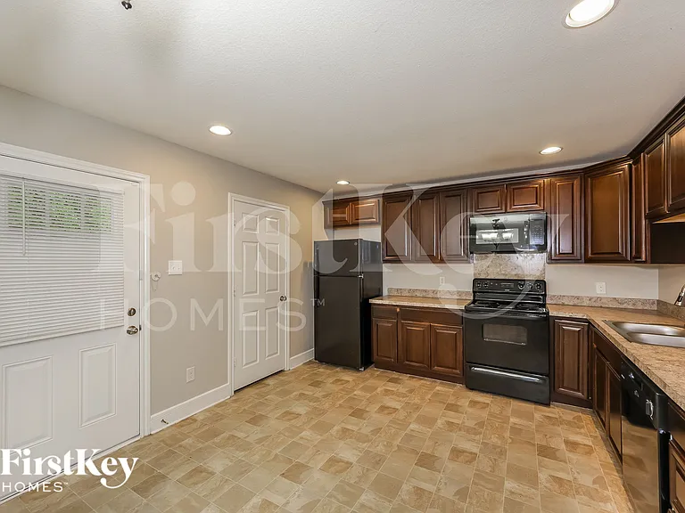 607 Lentisco Dr — Photo 6
