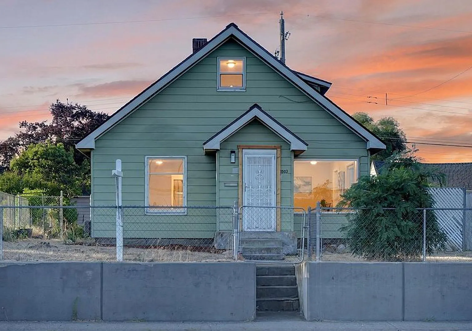 Newly Renovated 3 bedroom, 1.5 bathroom Single Family Home Available Now! — Photo 1