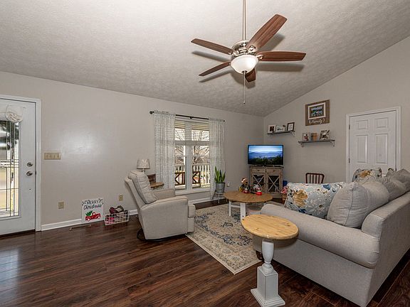 3rd image of 952 Meadow Oaks Dr