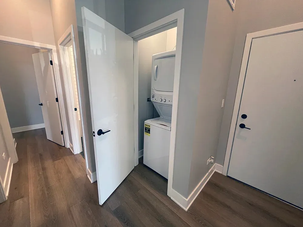 2 bed, 2.0 bath, 911 sqft, $4,254 — Photo 4