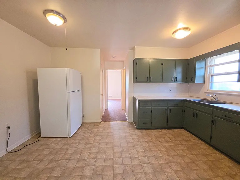 212 Bathgate Ave — Photo 7